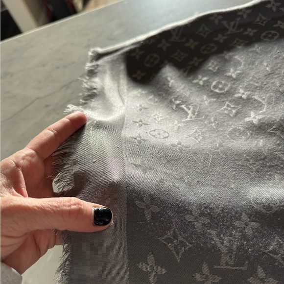 Louis Vuitton Monogram Shine Shawl - Picture 11 of 13